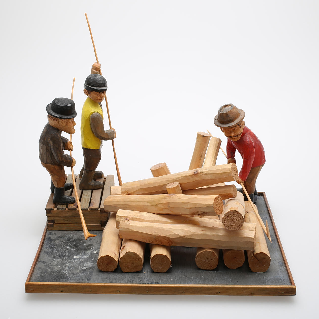 SKULPTUR, 3 flottargubbar, träsnideri, signerad FA 1995.