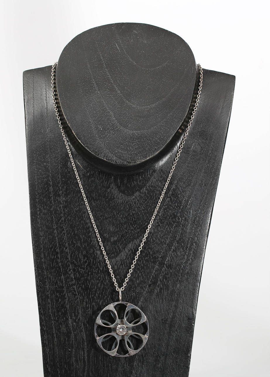 HALSBAND MED HÄNGE, silver och bergskristall, Finland.