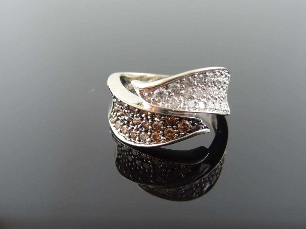 Chokolate & vit diamantring 1,50cts 14 k guld.