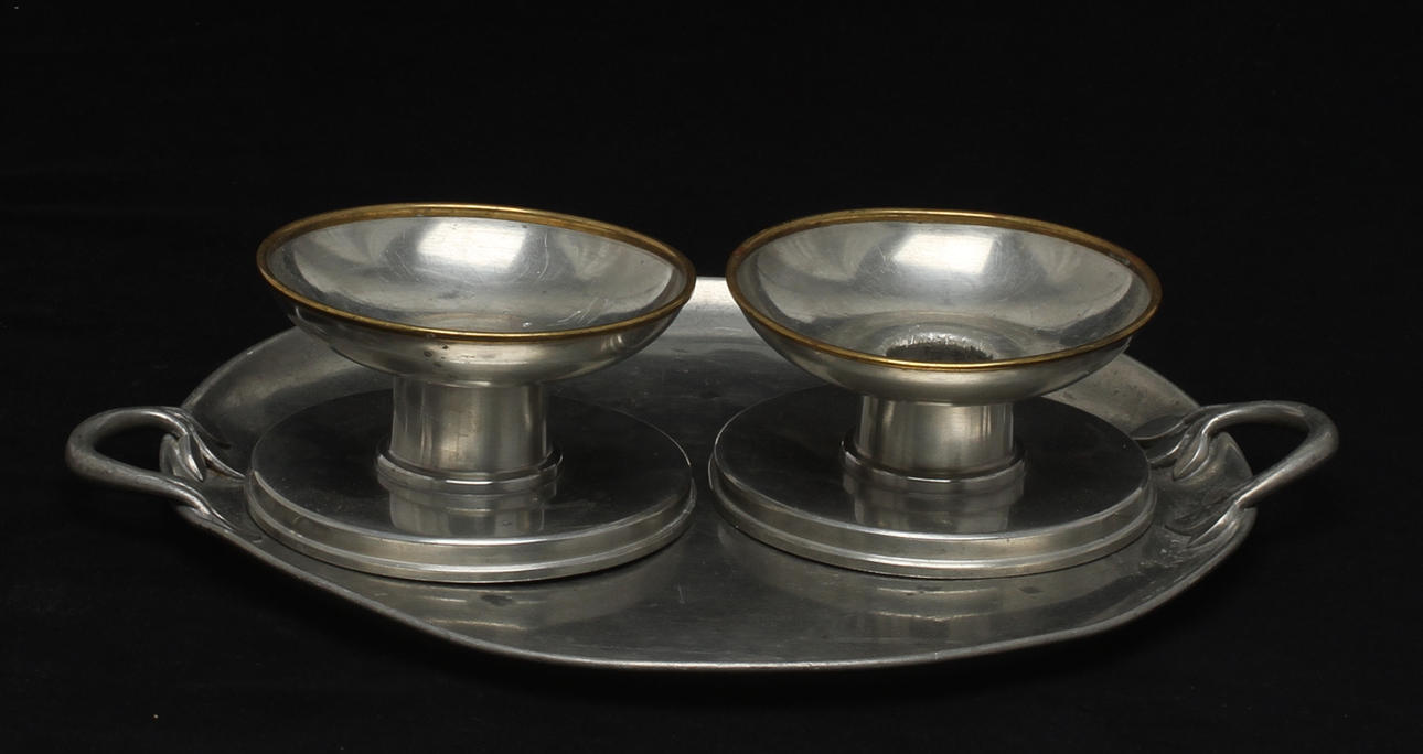 LJUSSTAKAR 1 par tenn GAB 1939 samt BRICKA tenn Firma Svenskt Tenn Stockholm 1931.