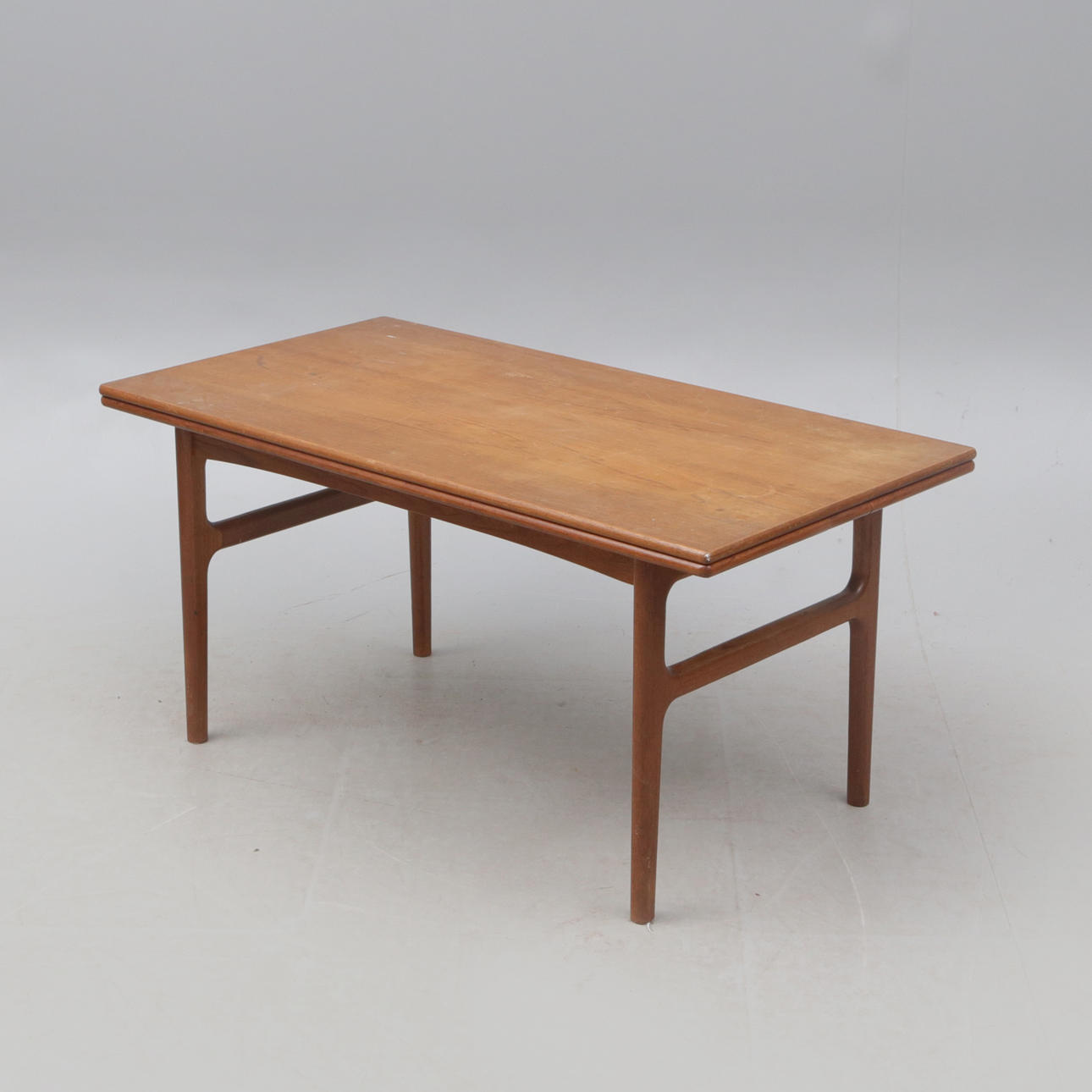 Una mesa de café de teca, extensible, alrededor de 1960.