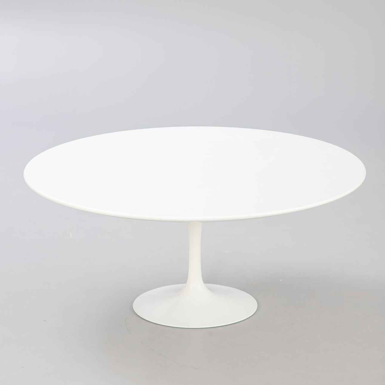 EERO SAARINEN. Knoll internationella. 'Tulip Table' soffbord.