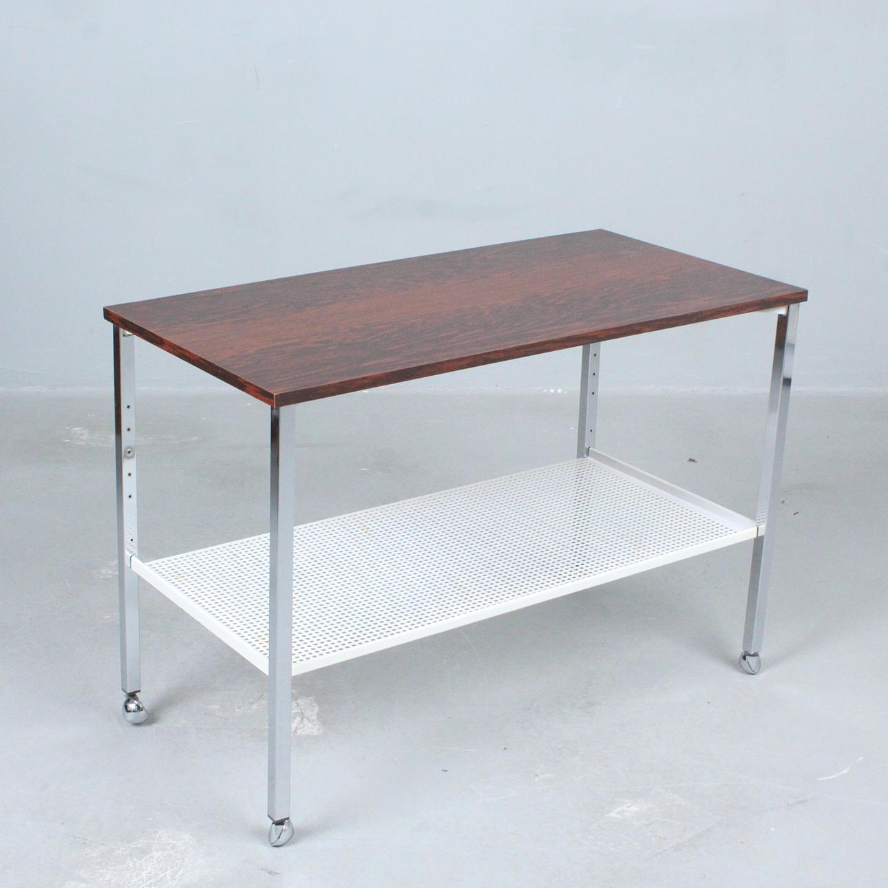 Bar trolleys/serving trolleys.