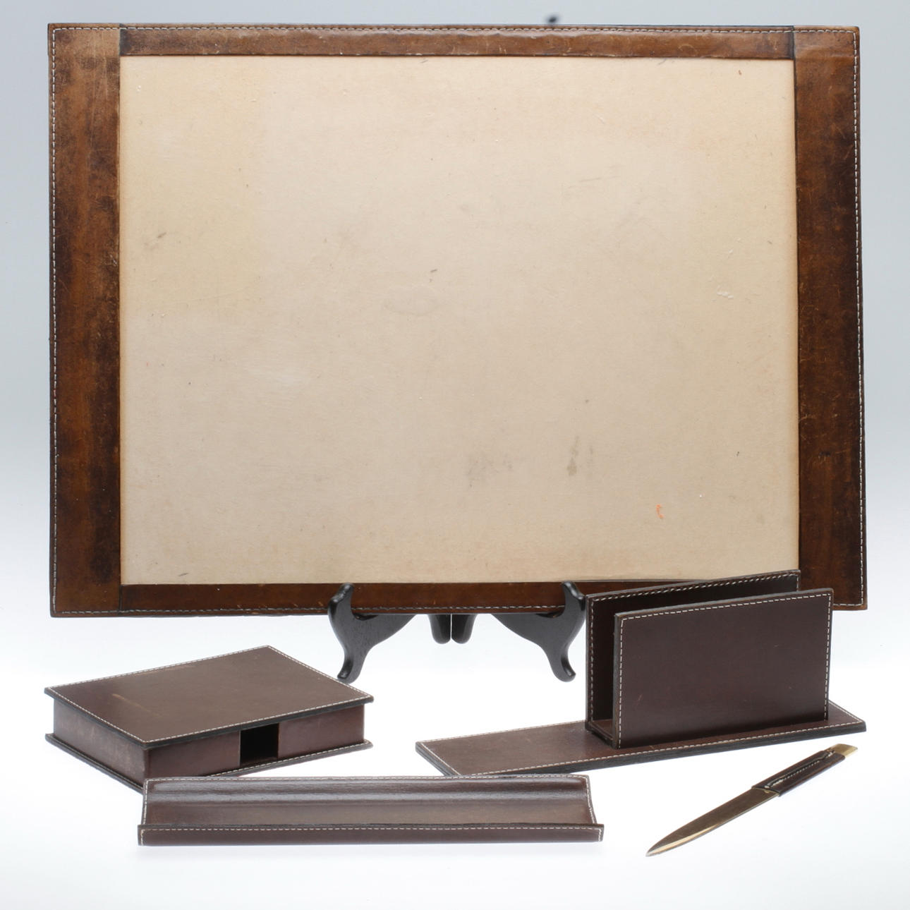 SKRIVBORDSUPPSATS, 5 delar, läder och mässing, 1900-tal.