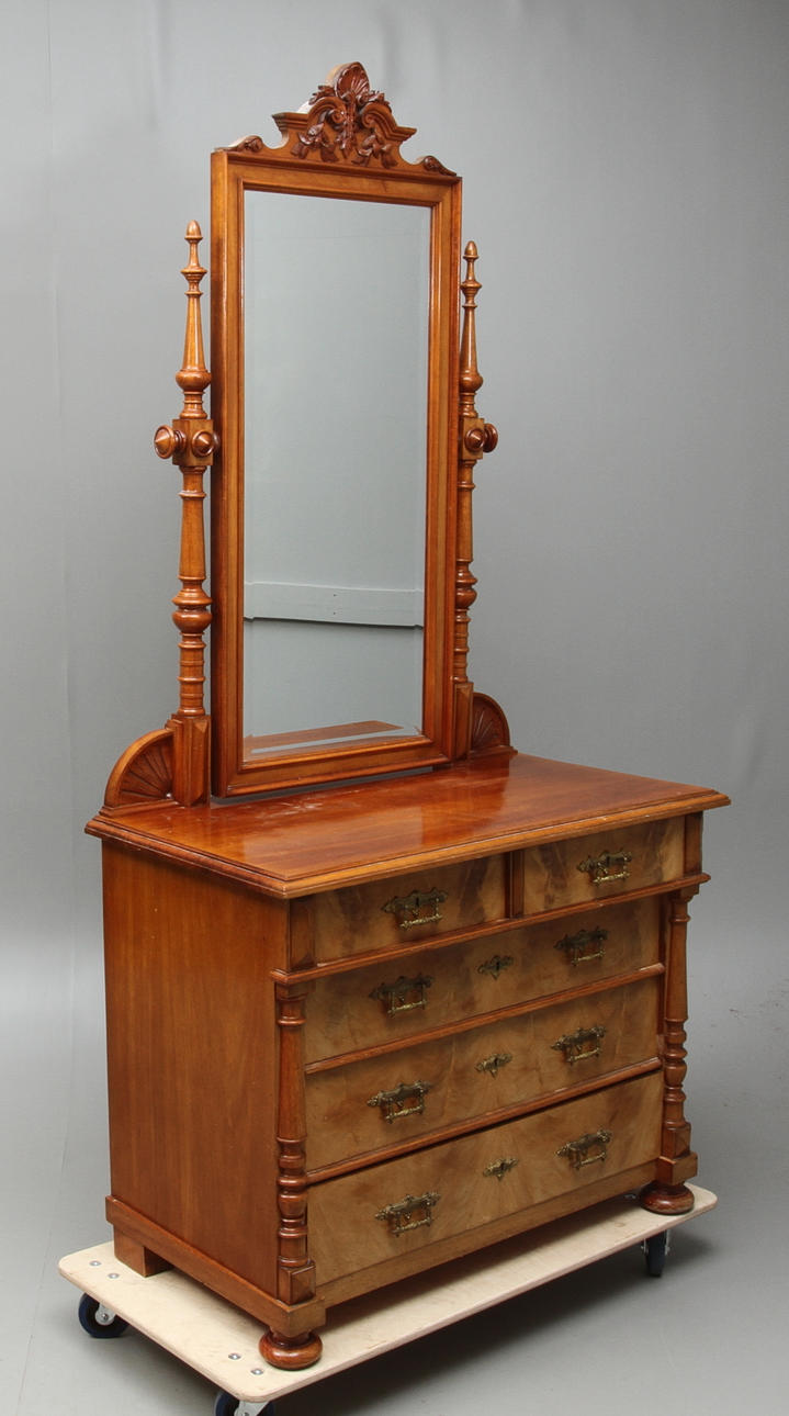 SPEGELBYRÅ, nyrenässans, 1800-tal.