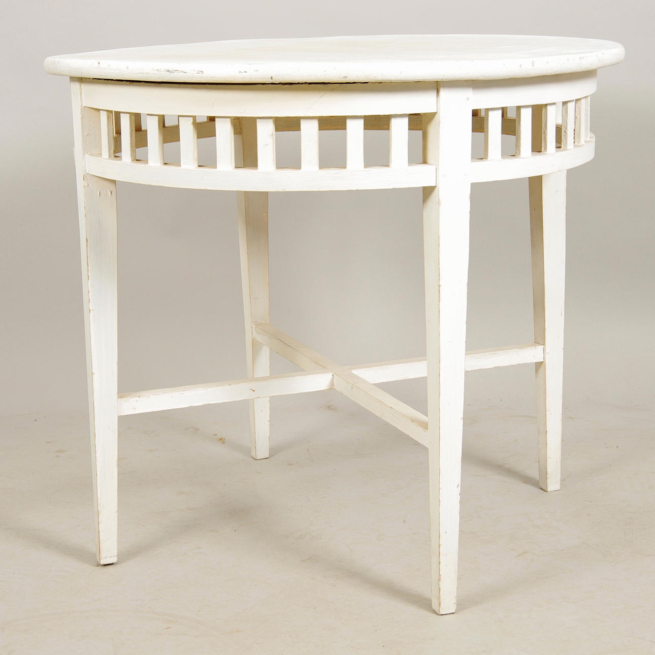 BORD med gallerkant, vitmålat, Carl Larsson stil.