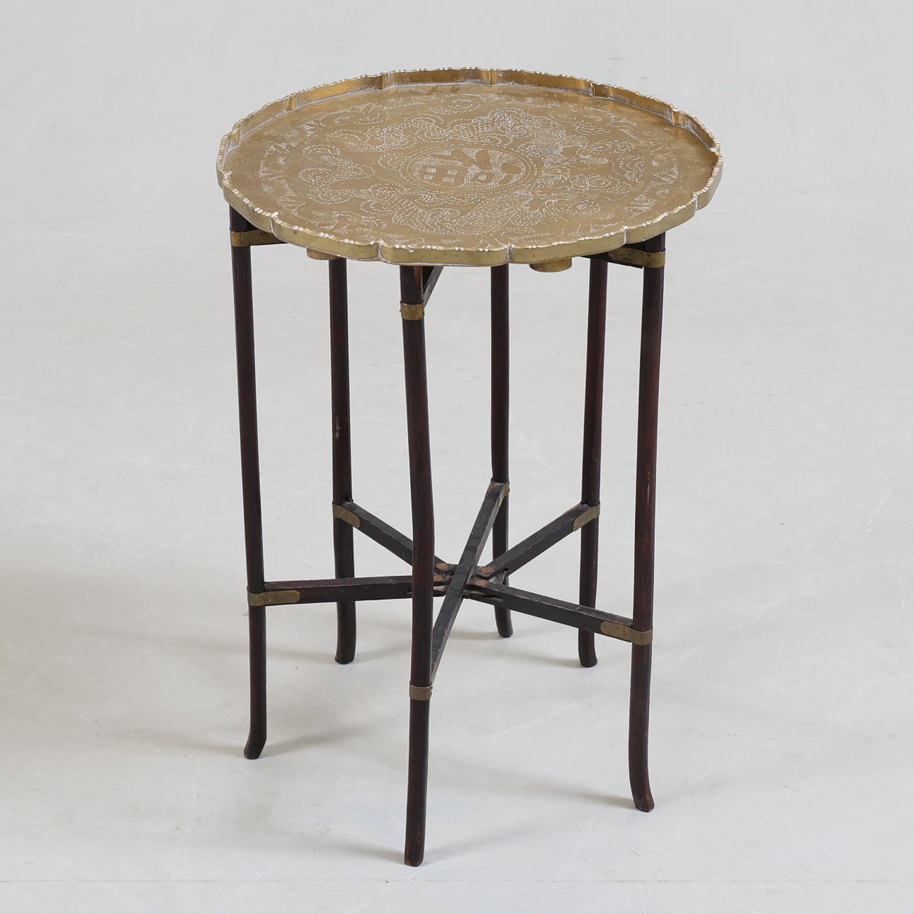 Rauchtisch, Messing und Holz, 20. Jahrhundert.