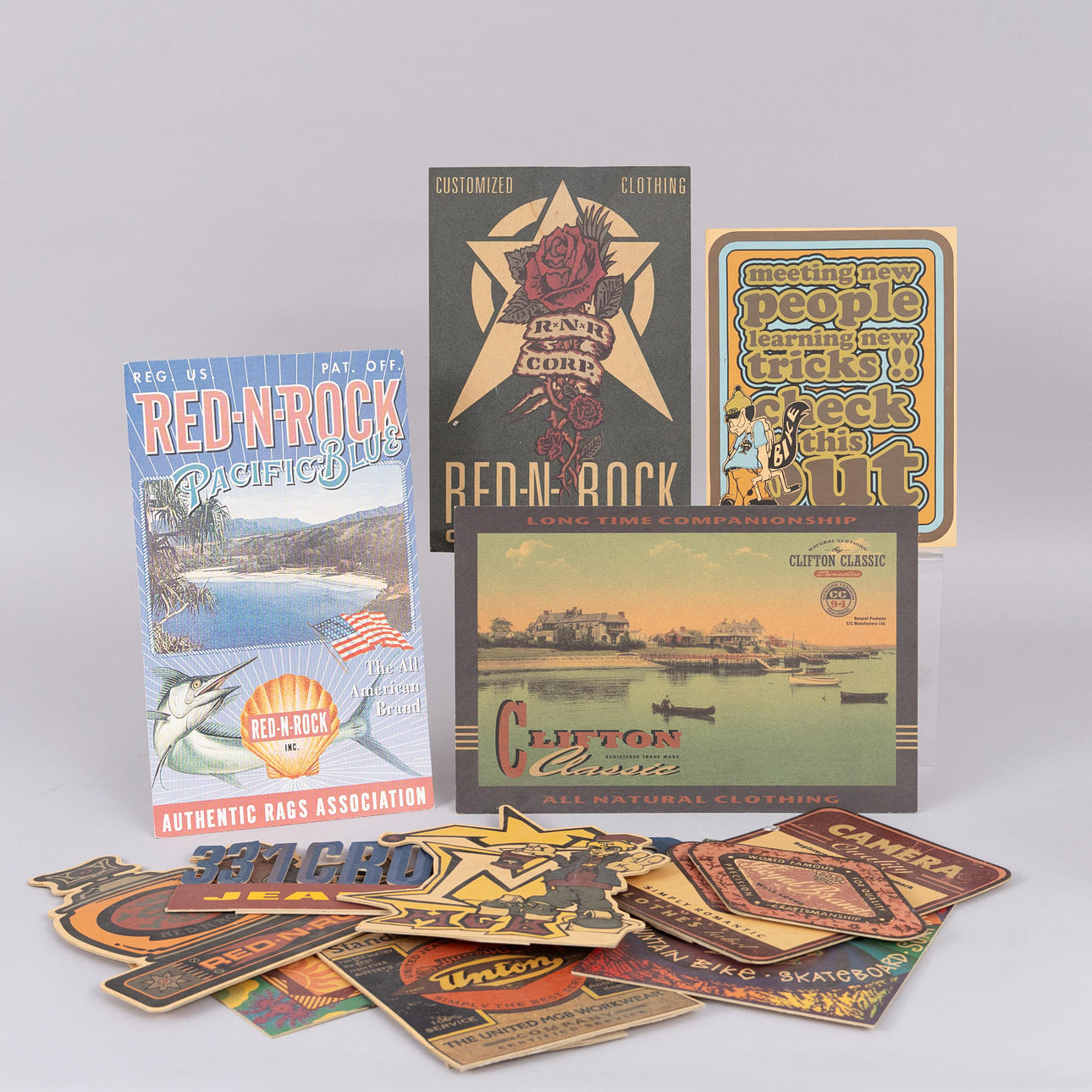 DISPLAYMATERIAL, 11 Stück Siebdruck auf Karton.