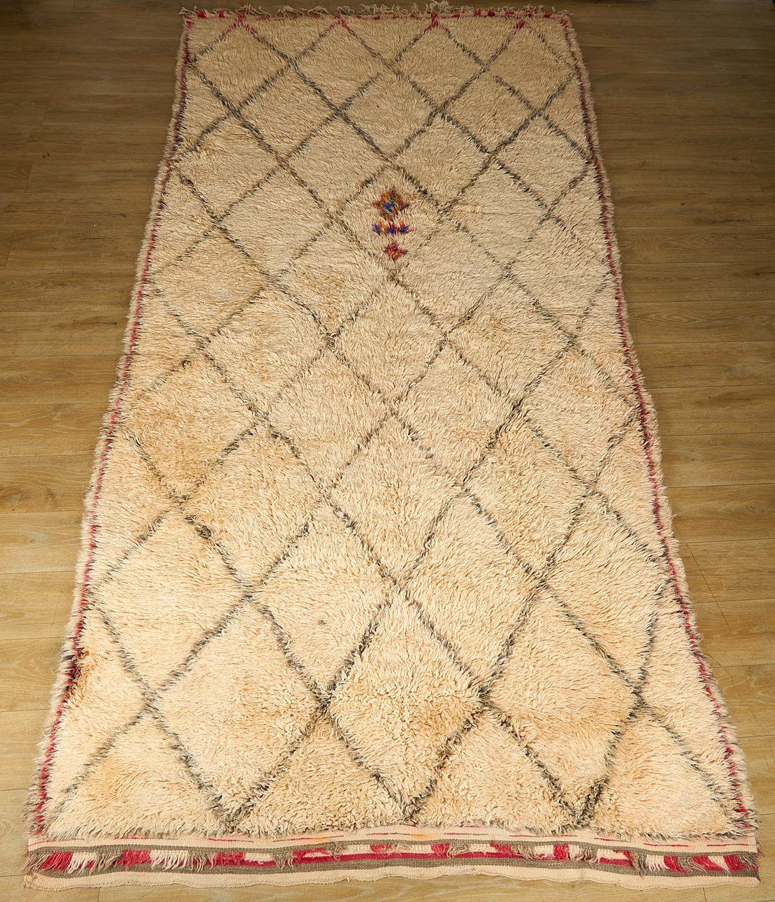 EIN TEPPICH IM MAROKKANISCHEN STIL.