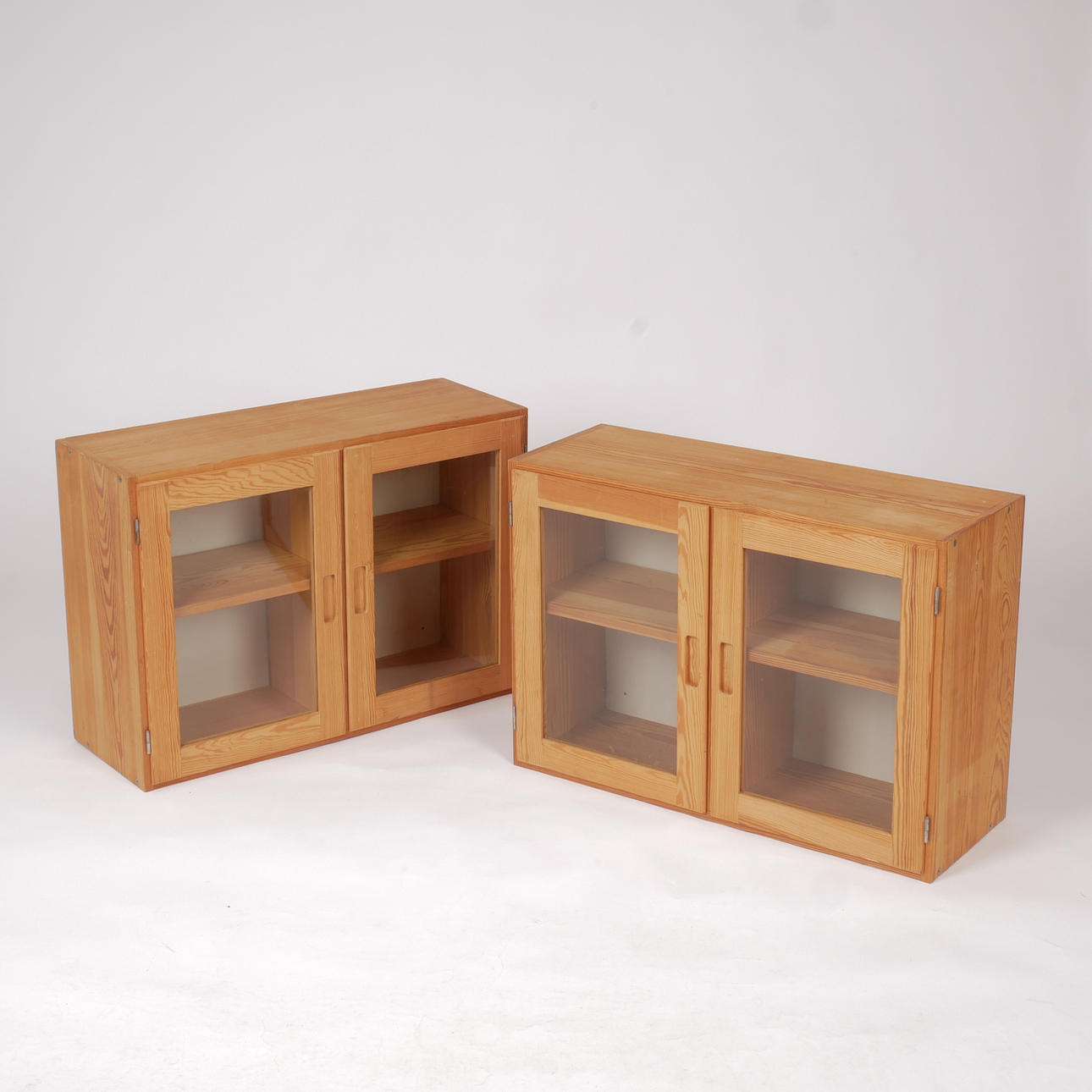 ROIKKUVAT VITRIINIKAAPIT, 2 kpl.