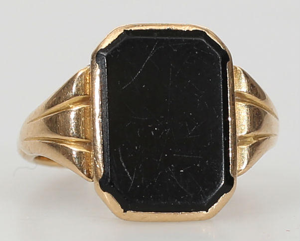 KLACKRING, 18K guld och svart sten, total vikt 4,7 gram.