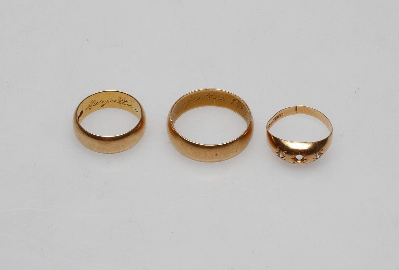 RINGAR, 3 st, 18k guld, vikt ca 16,6 gr.