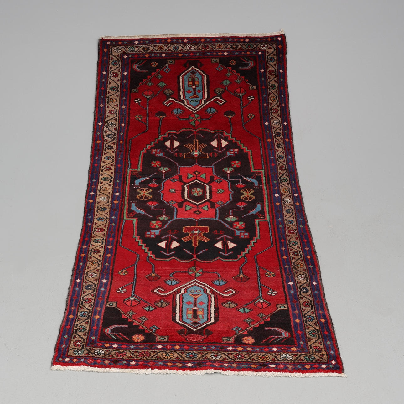 Matto itämainen, villa käsin solmittu.