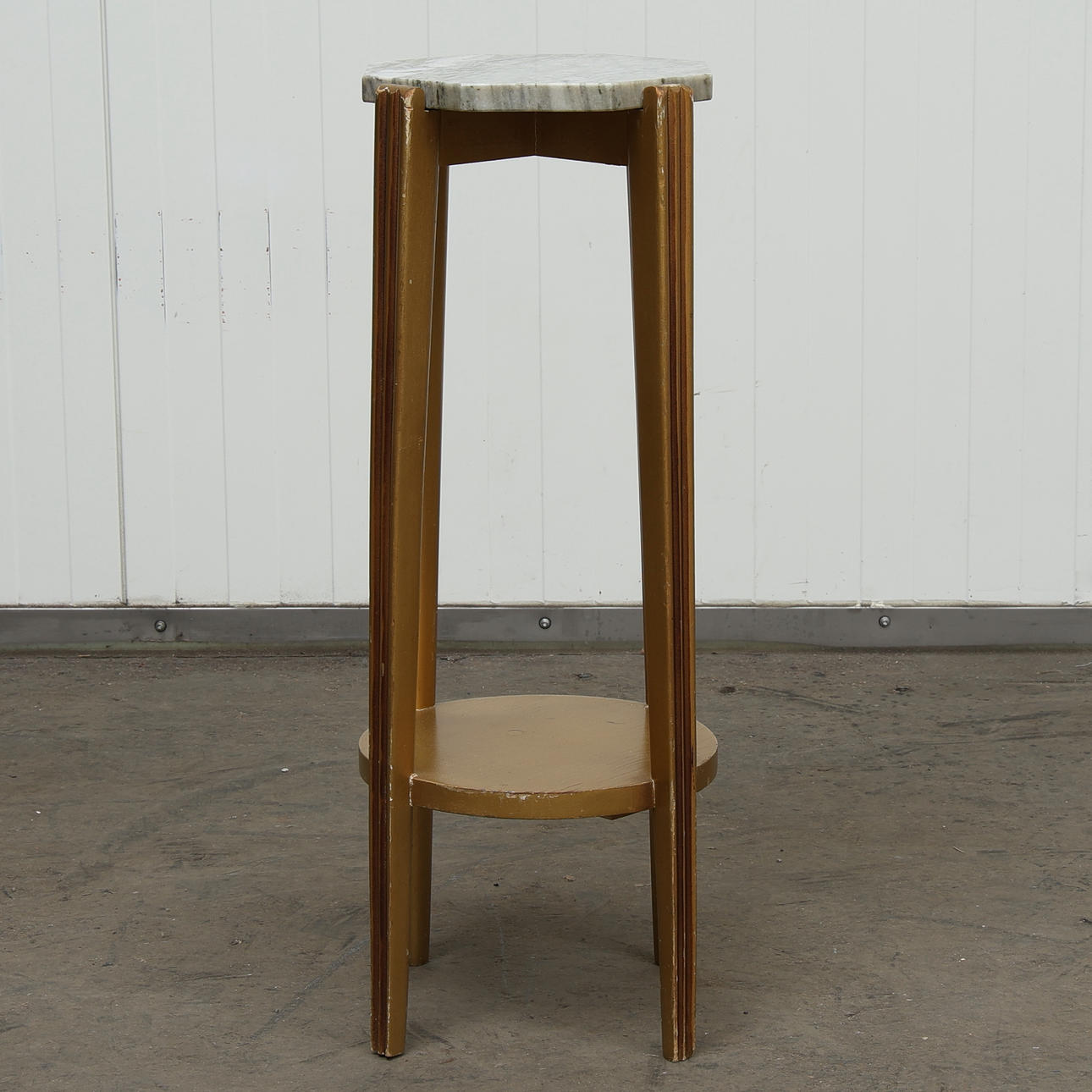 Ein Podest mit Marmorplatte, später Teil des 20. Jahrhunderts.