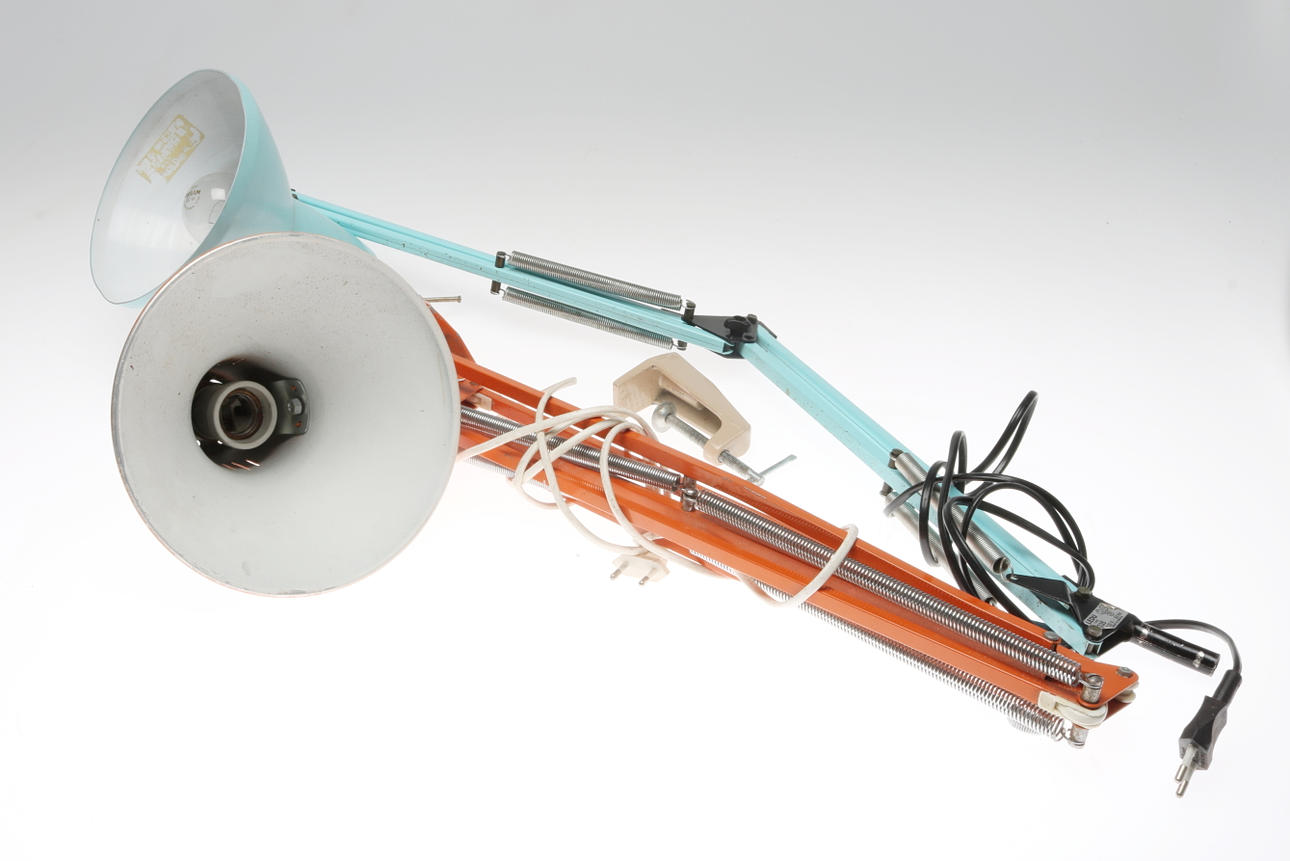 SKRIVBORDSLAMPOR, ett par, lackerad plåt, Ledu och Luxo.