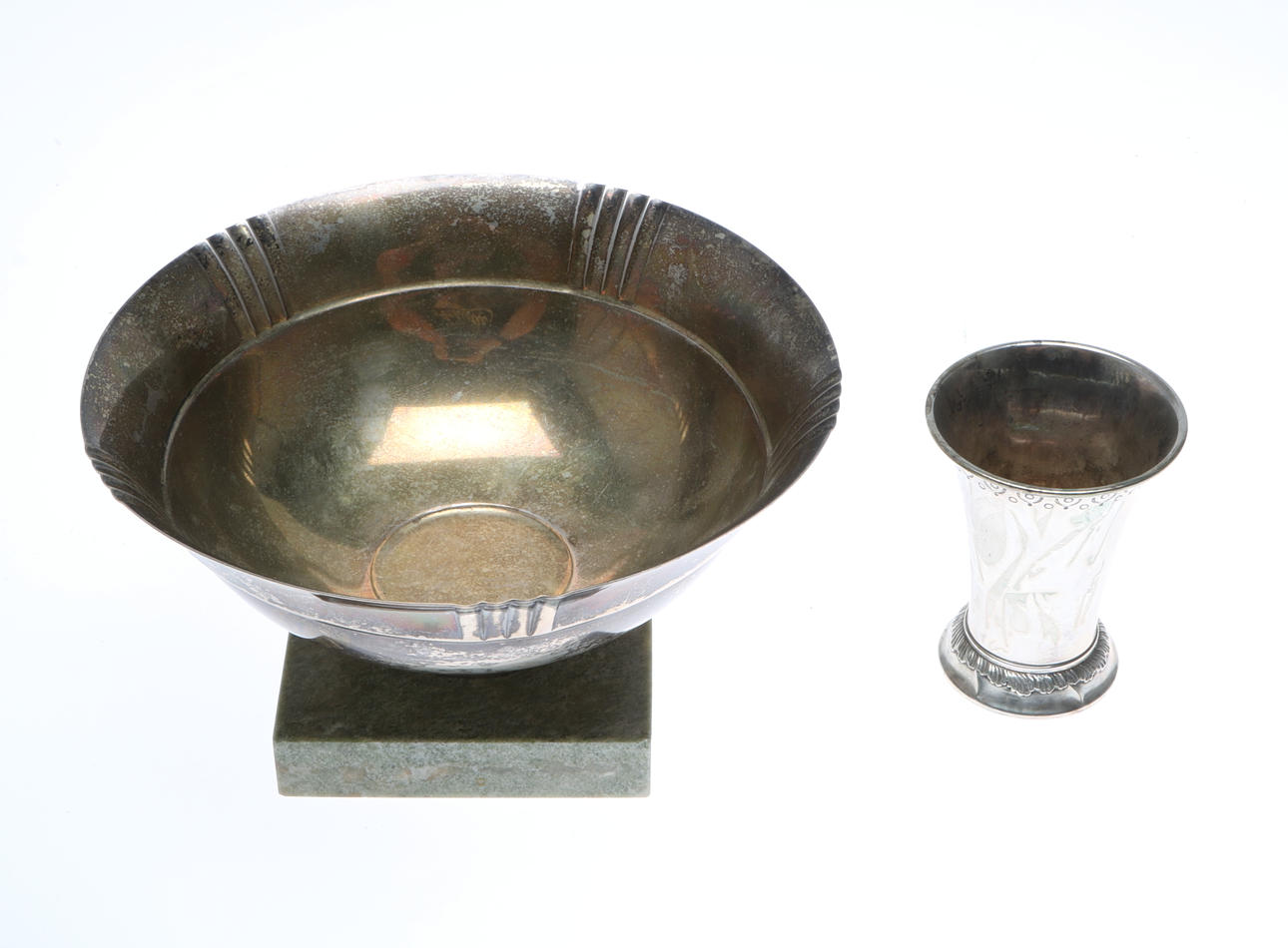 SILVERSKÅL, på stensockel, samt en silvervas, Silvervikt 196g.