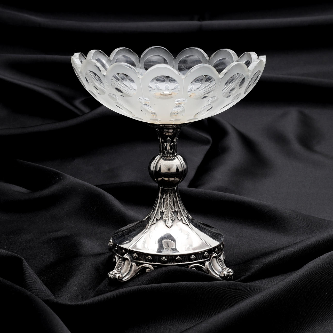 SCHALE AUF FUSS, Glas/Metall, 1877.