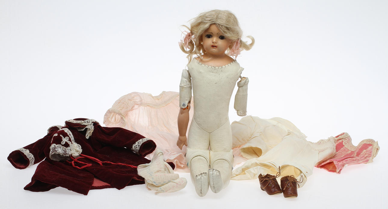 DOCKA KÄMMER&REINHARDT blunddocka celluloid och skinn, originalkläder.