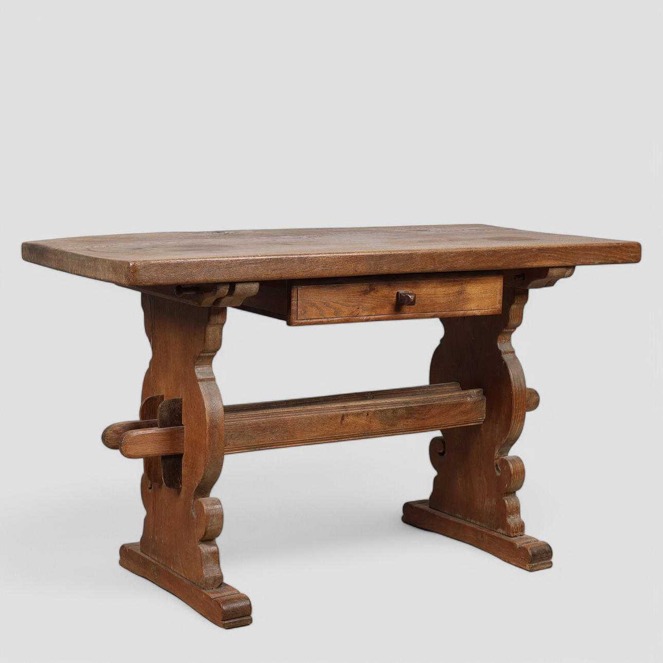 Massivt ekbord med låda, 19./20. ja.