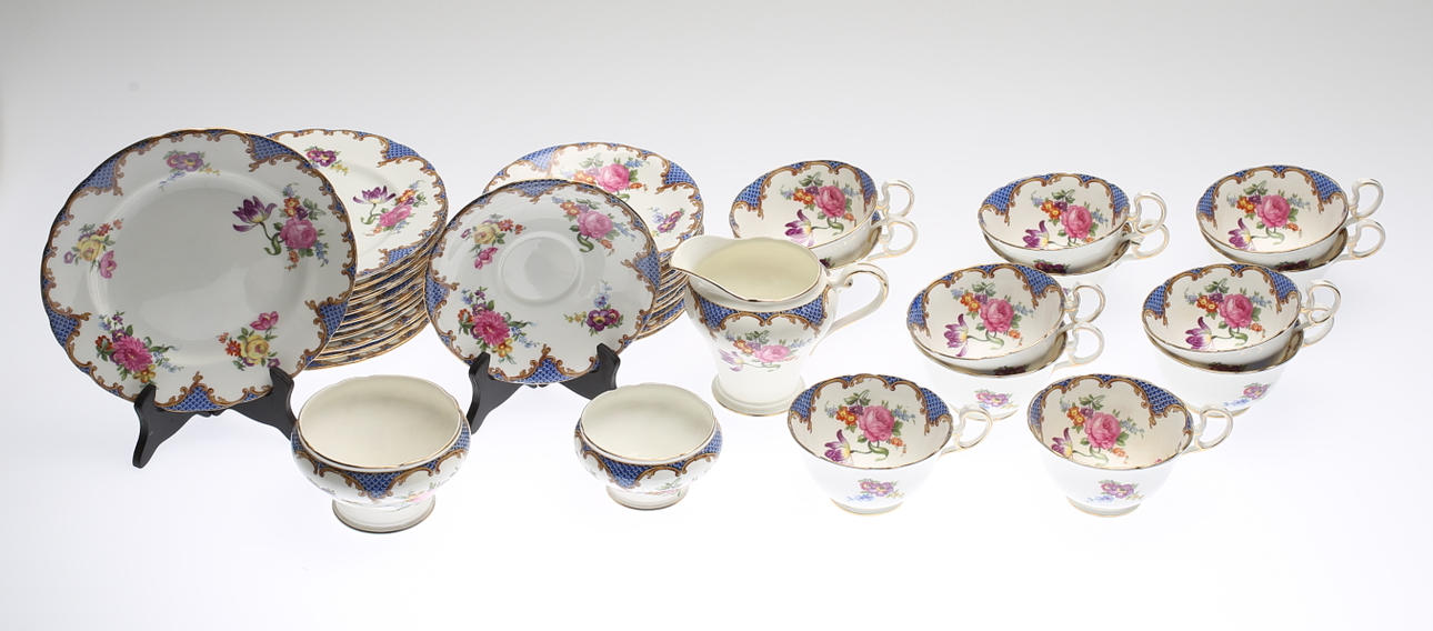 TESERVIS, 27 delar, porslin, Aynsley, England.