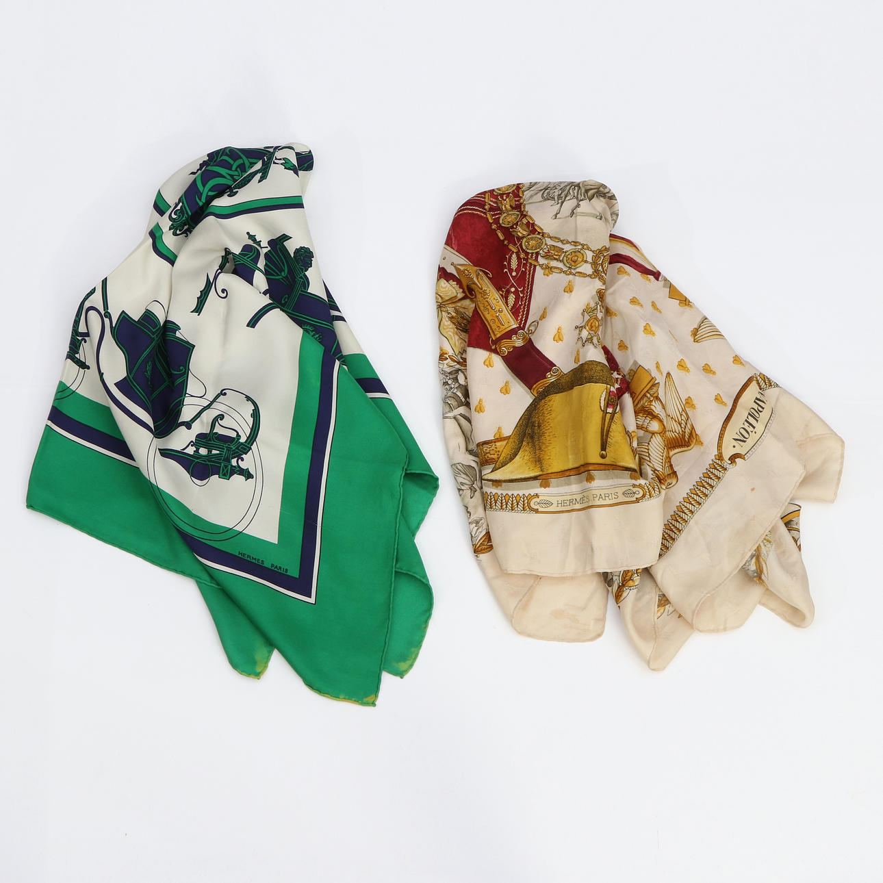 HERMÈS, SCARVES, TVÅ ST. Siden.