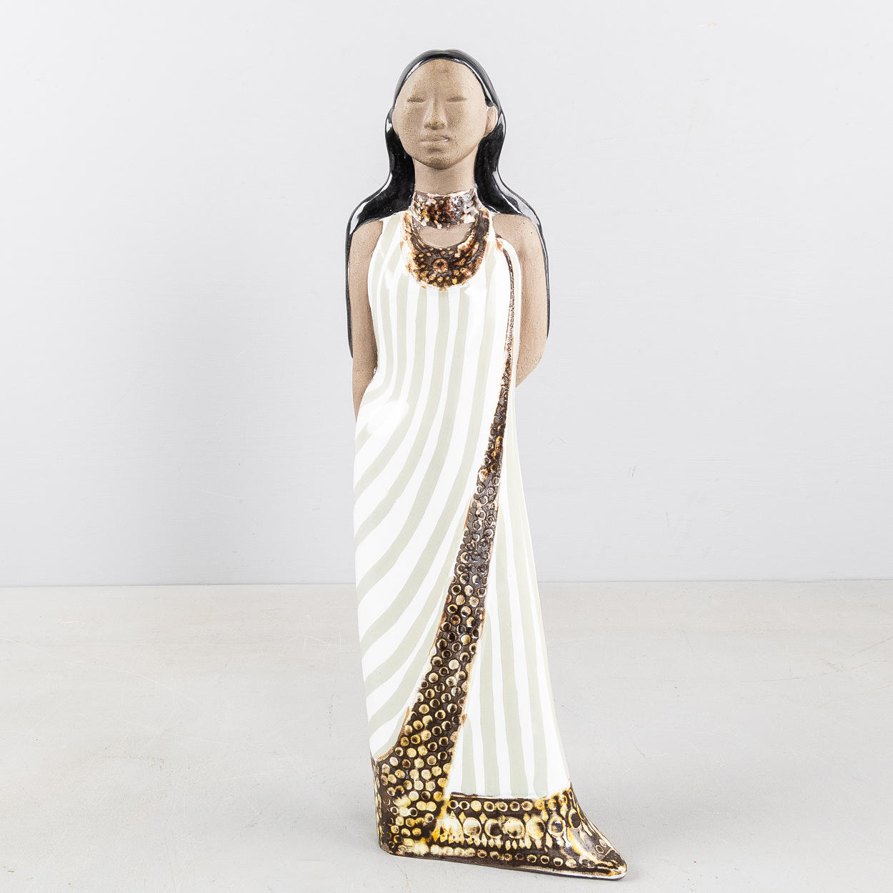 MARI SIMMULSON. Figur, Modell 4537, Upsala-Ekeby, Steinzeug.