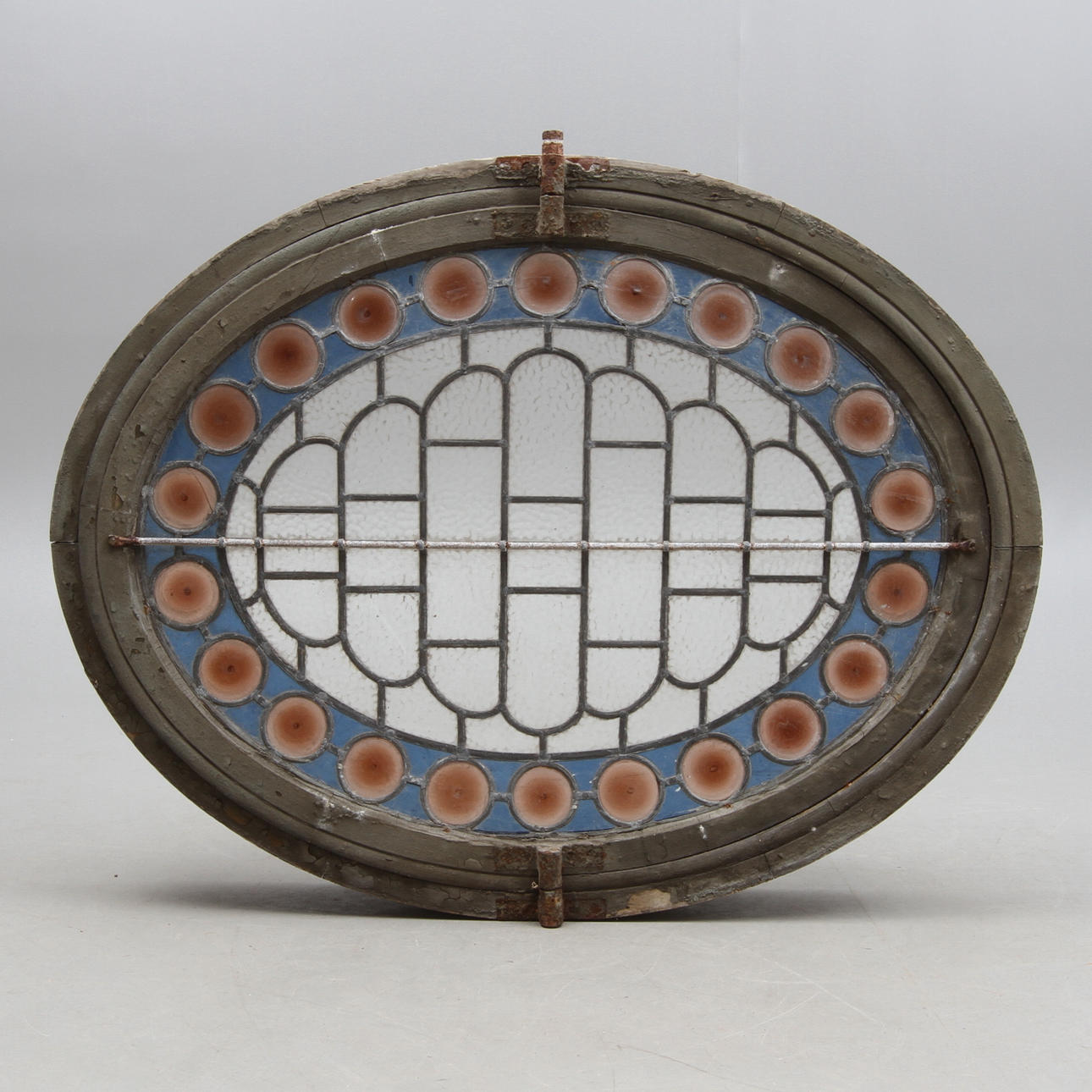 FÖNSTER med blyinfattat glas, 1900-talets första hälft.