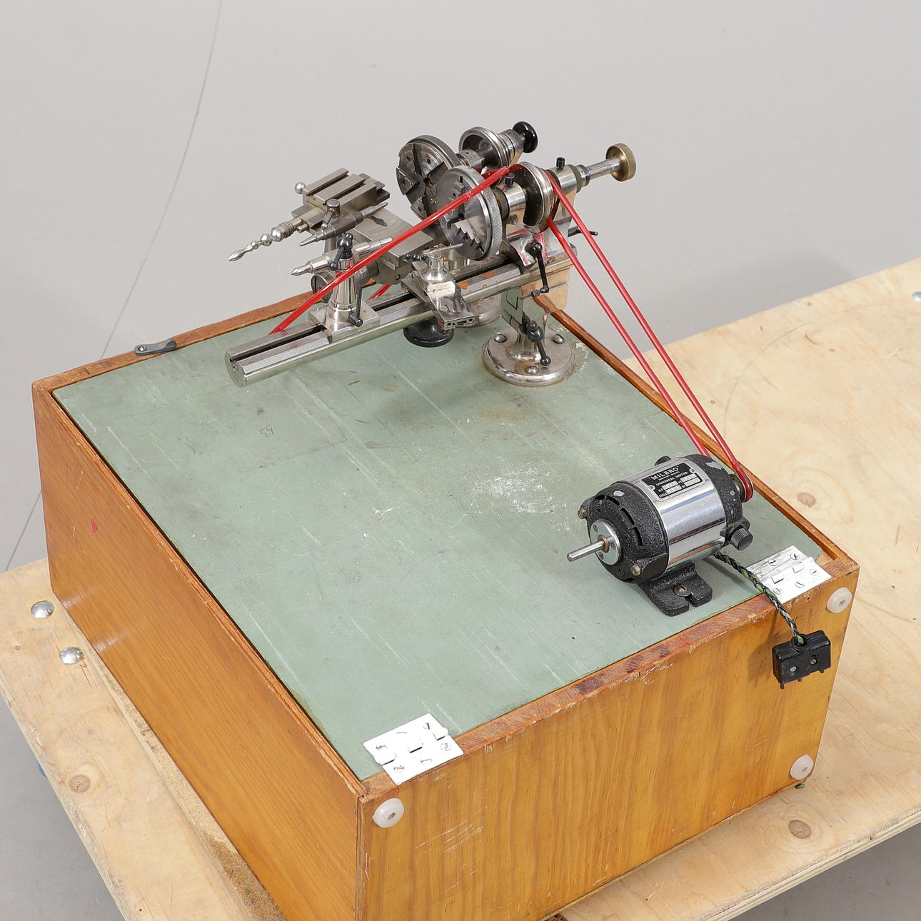 Torno de relojería, con accesorios.