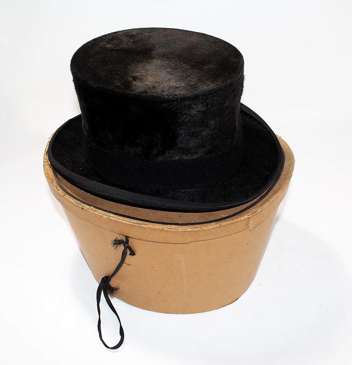 HÖG HATT i HATTASK, Borås Ekipering AB.