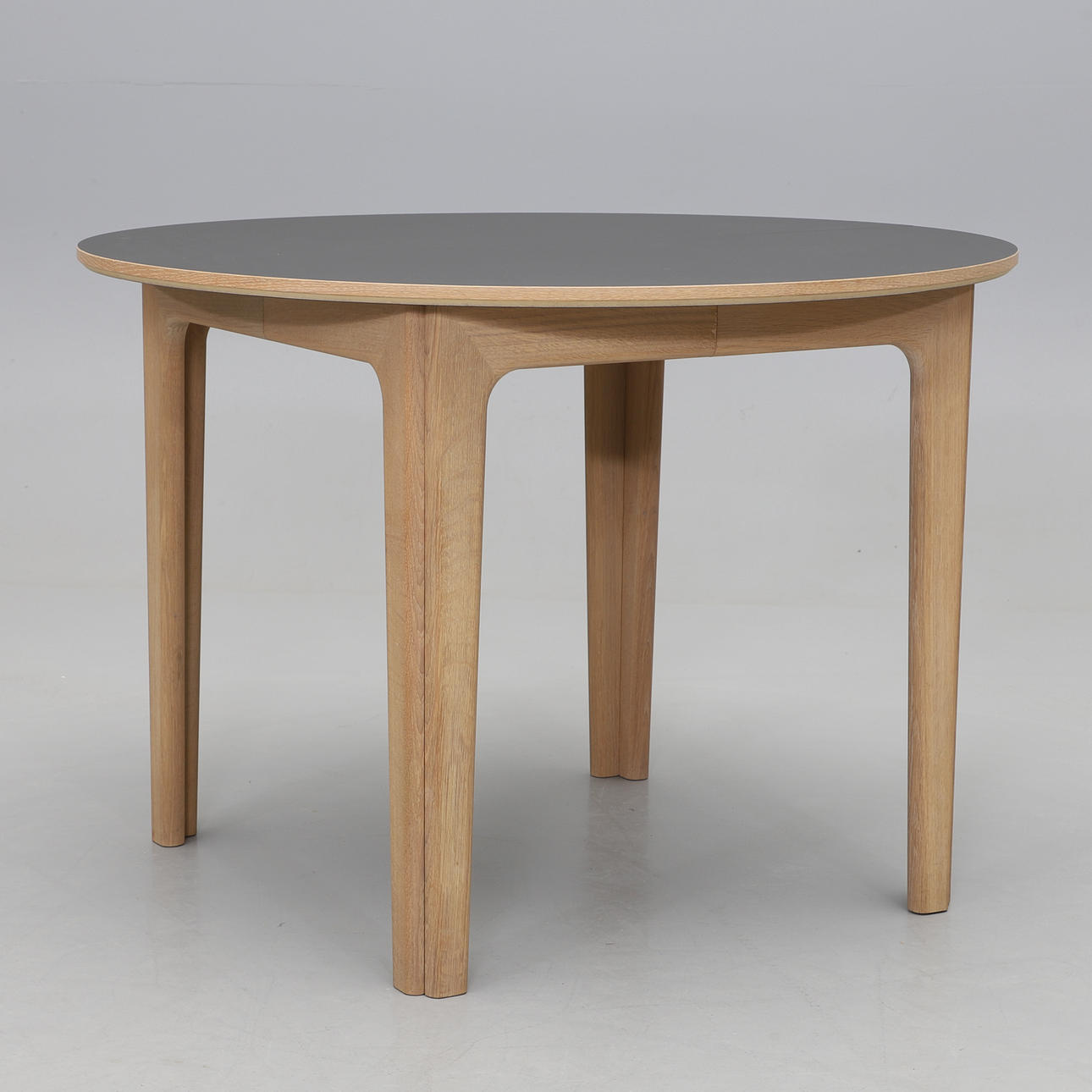 PER HAANSBAEK. SPISEBORD, model 111, Skovby, Danmark.