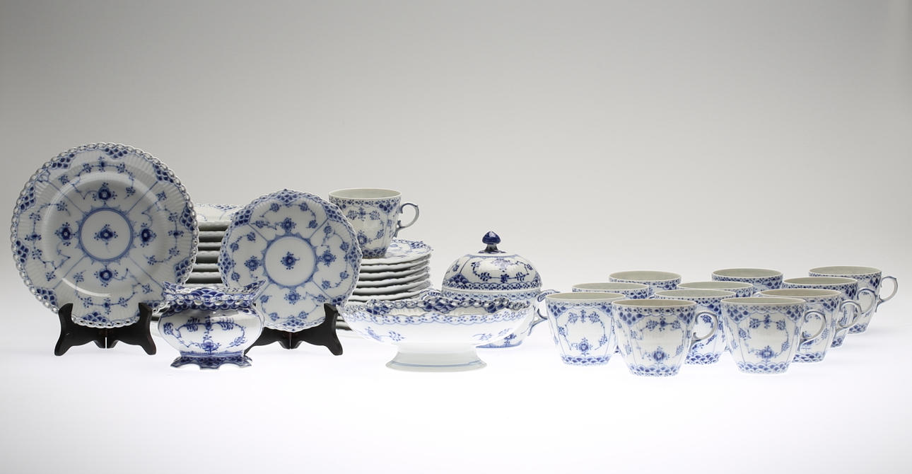 KAFFESERVIS, 39 delar, porslin, "Musselmalet", helblond, Royal Copenhagen, Danmark.