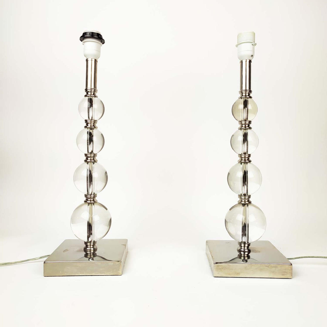 ET PAR GLASKUGLEBORDLAMPER.