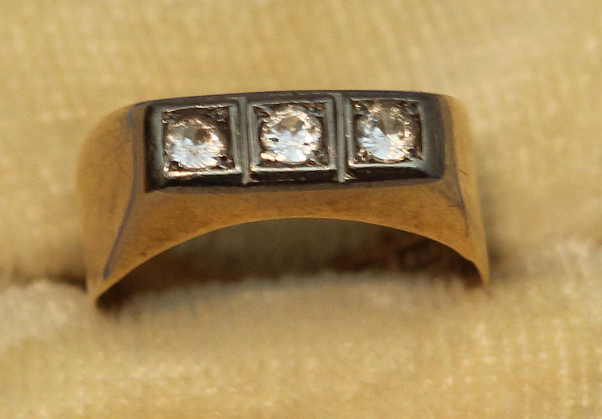 Guldring med 3 stenar. Märkt LN&Co. Göteborg. 18K. S9 (1968). Totalvikt 1,9 gram.