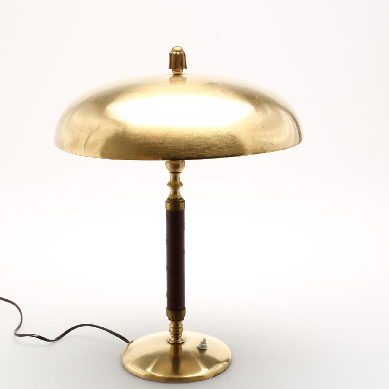 BORDSLAMPA, Einar Bäckström, Malmö. Mässing och läder. 1940-50-tal.