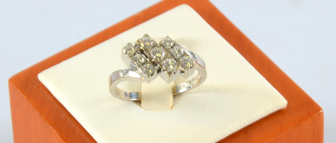 RING 18 K, vitguld besatt med diamanter. Vikt 5,5 g.