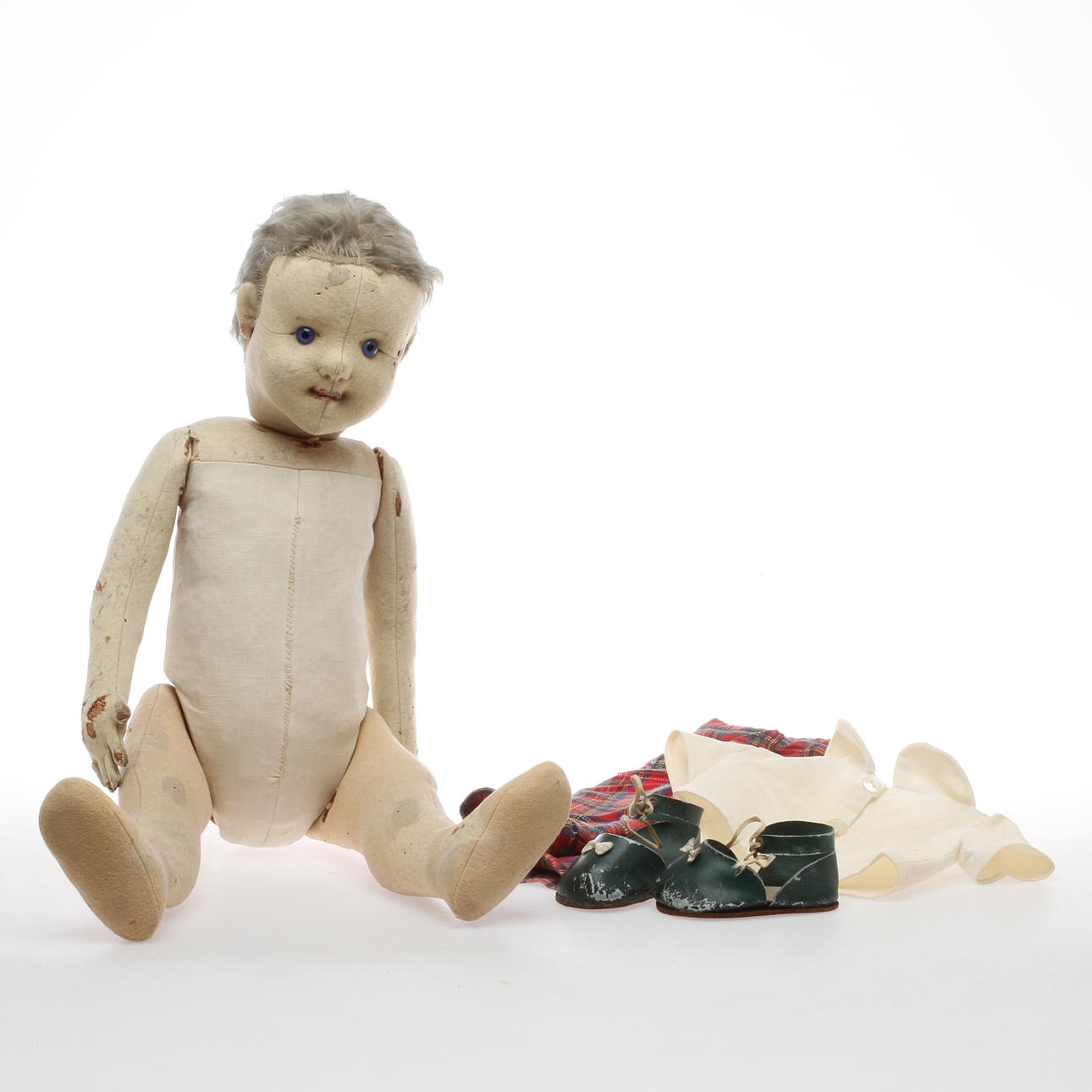 STEIFF Docka med delvis originalkläder, märkt med knapp i örat, tidigt 1900-tal.