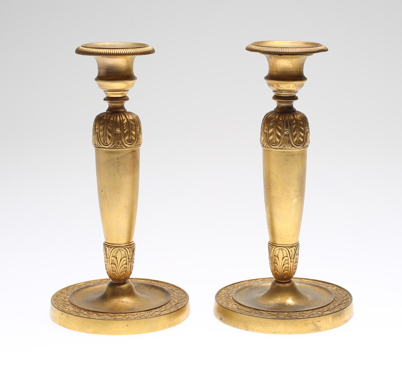 LJUSSTAKAR, ett par, senempire, 1830-40-tal.