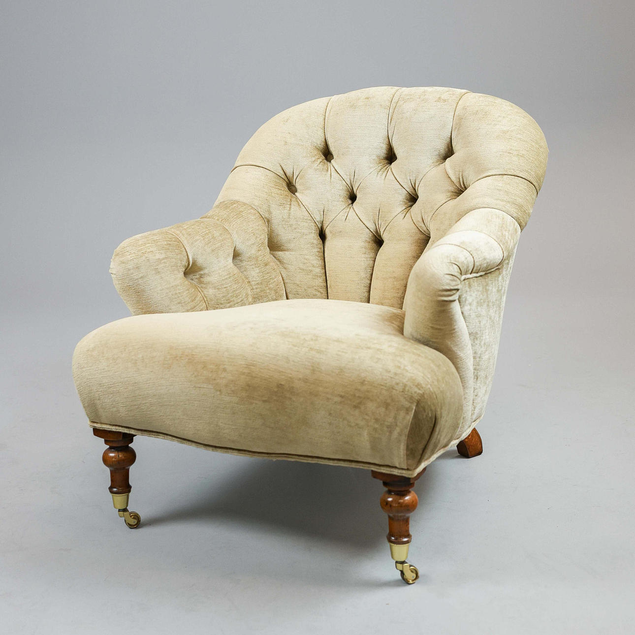 EIN SESSEL IM VIKTORIANISCHEN STIL MIT KNOPFLEHNE.