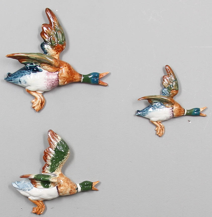 VÄGGPRYDNADER och VASER, 6 st, bl.a. Beswick.