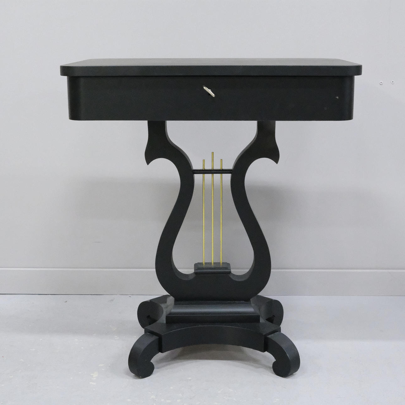 OMPELUPÖYTÄ LYYRÄLLÄ.