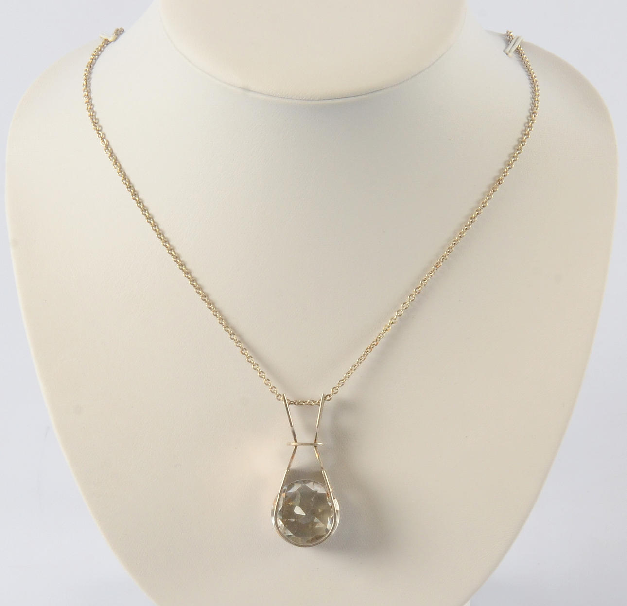 HÄNGSMYCKE MED VIT STEN, sterlingsilver, 1900-tal.