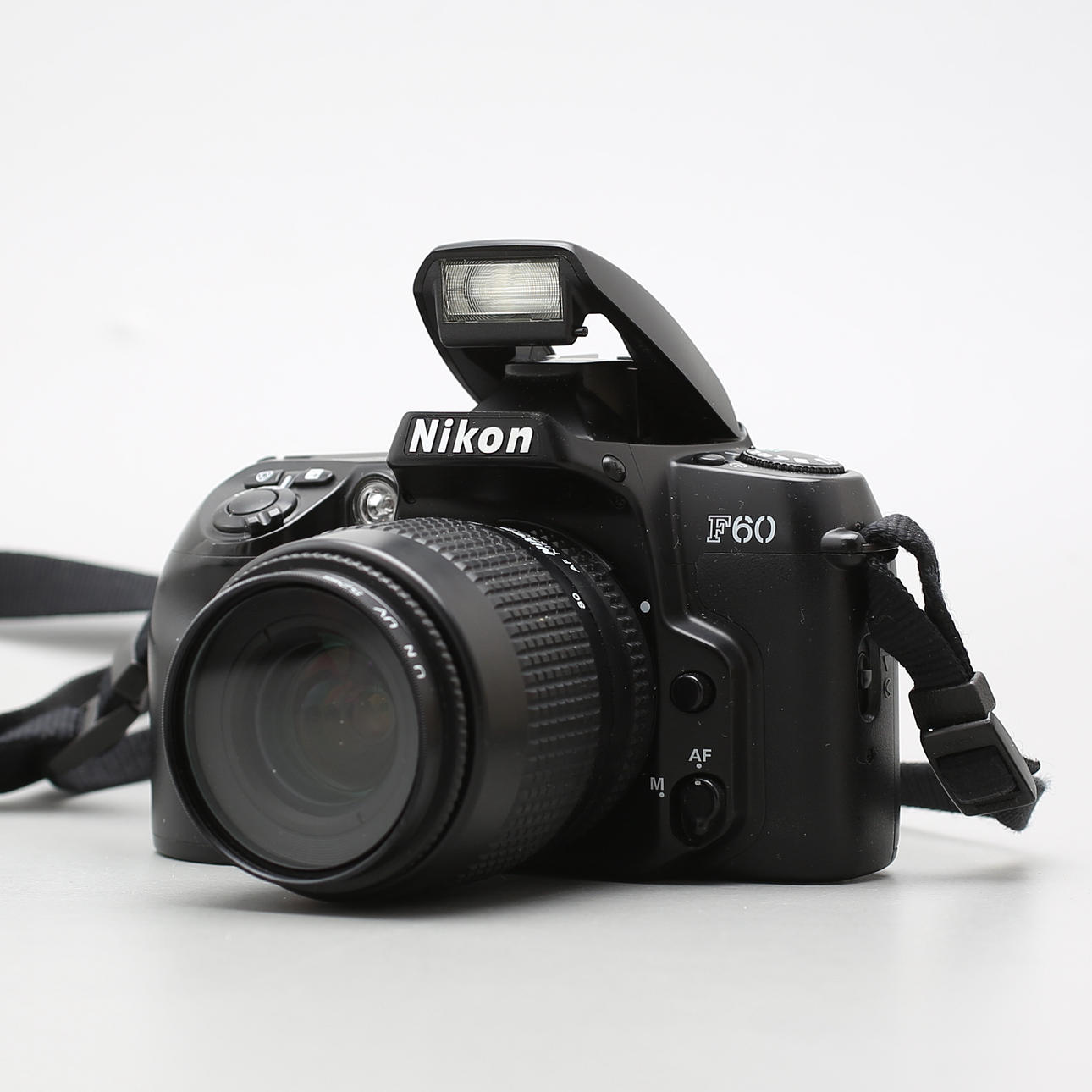 KAMERA, Nikon F60 mit Objektiv und Tasche.