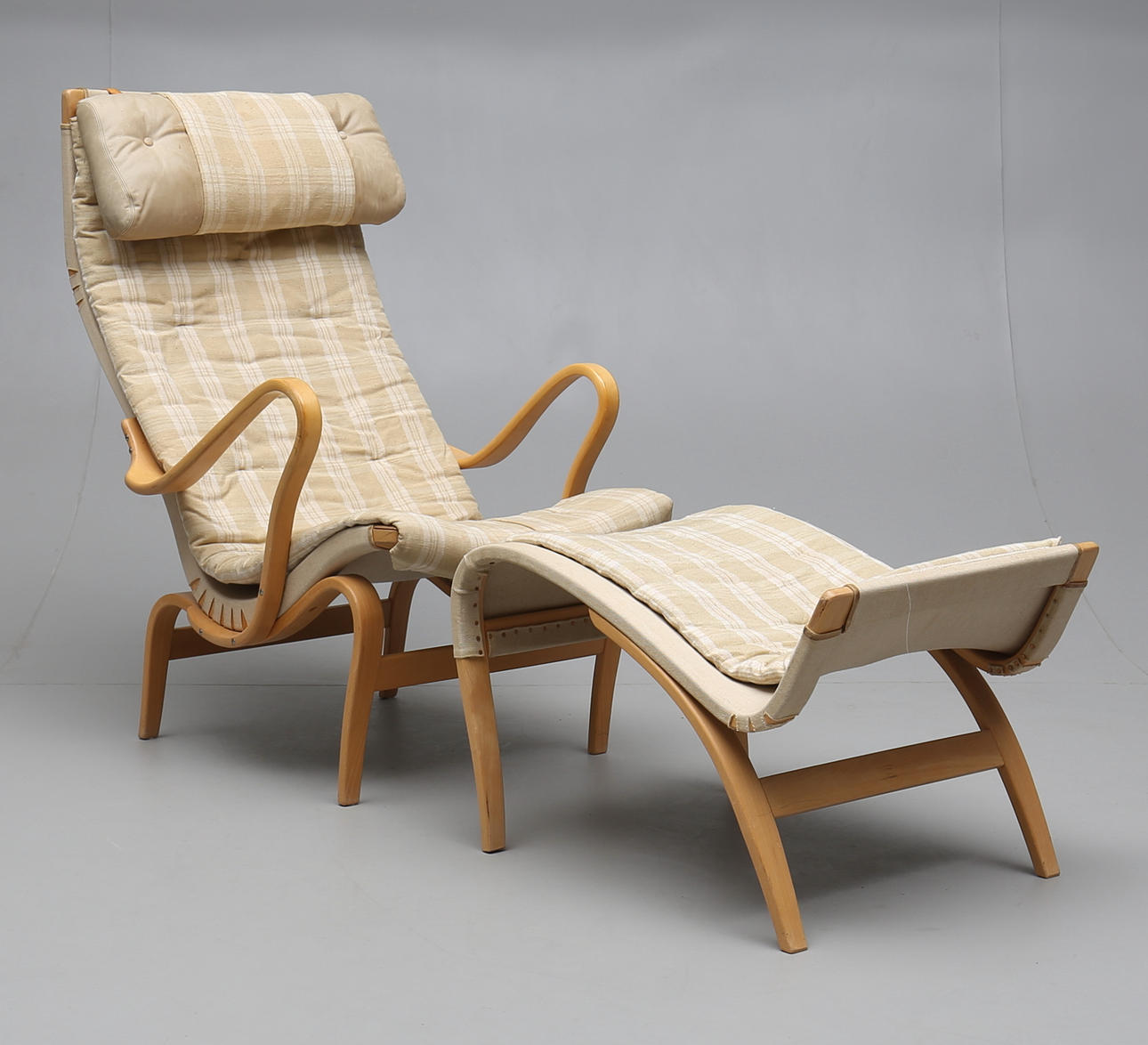 FÅTÖLJ med FOTPALL, "Pernilla", Bruno Mathsson, Firma Karl Mathsson.