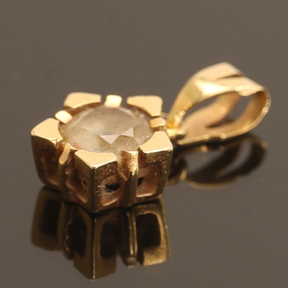 UN COLGANTE de oro de 18 quilates.