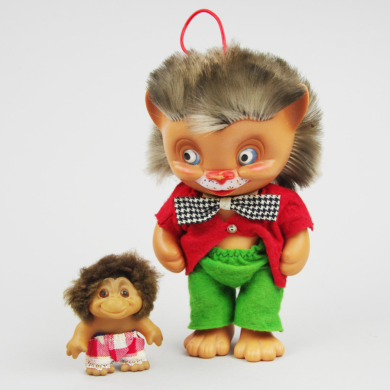 LEKSAKER, 2 troll, plast, Unica Belgium samt design DAM.