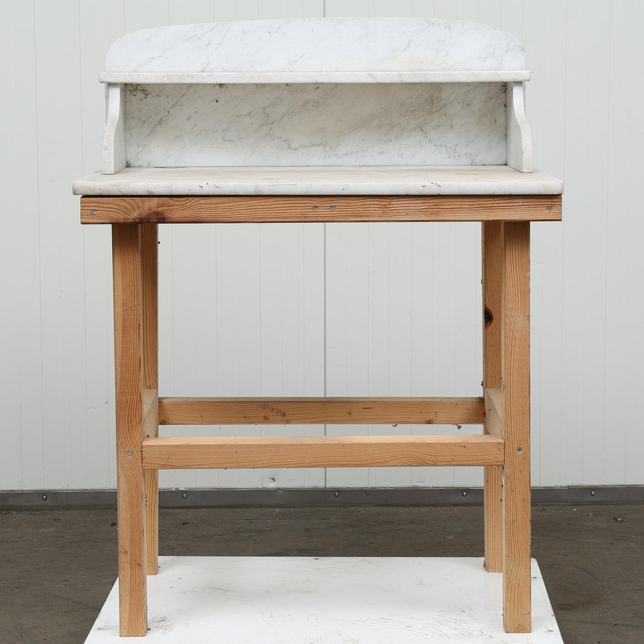 WASCHSCHRANK, mit weißer Marmorplatte.