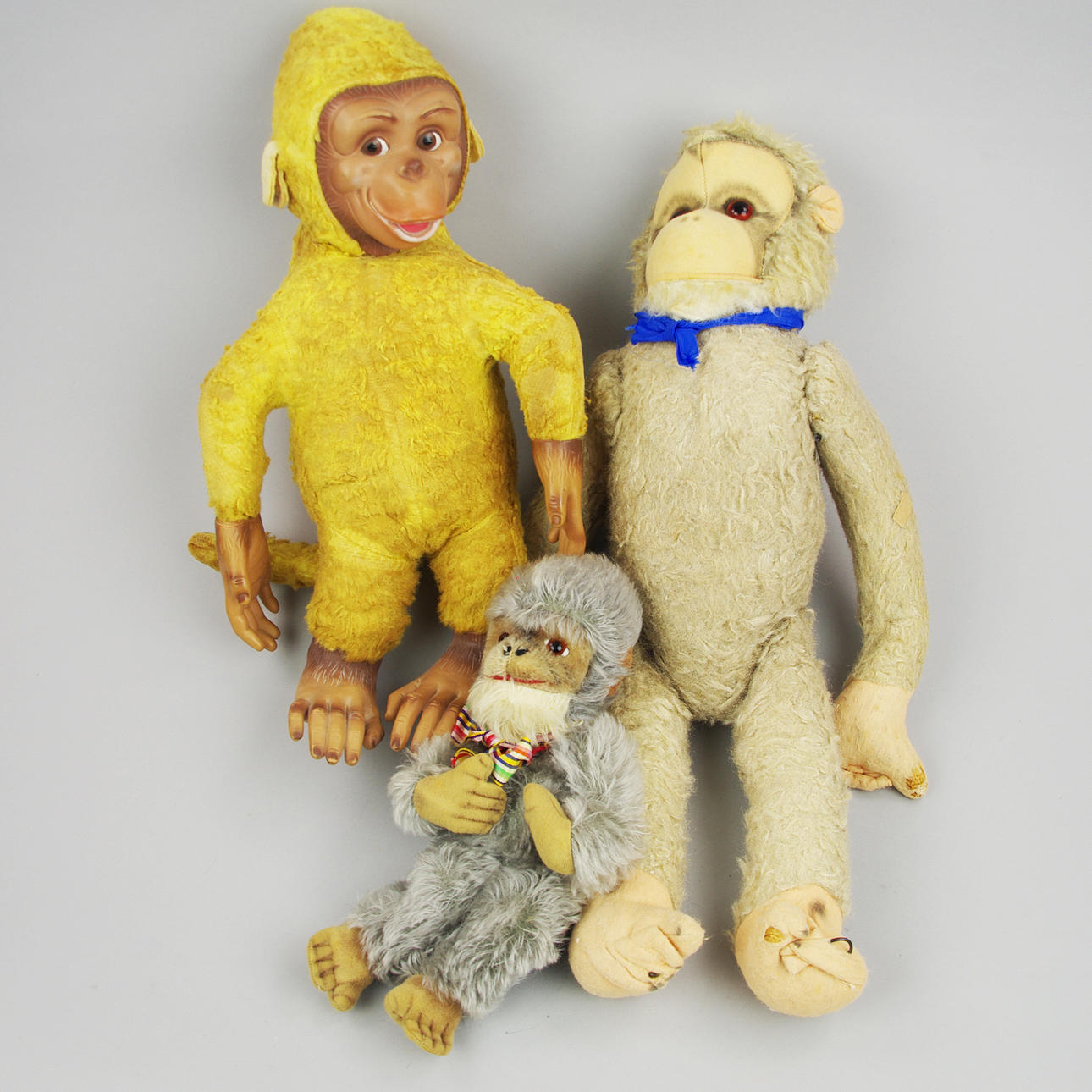 LEKSAKSDJUR, 3 stycken apor, omärkta.