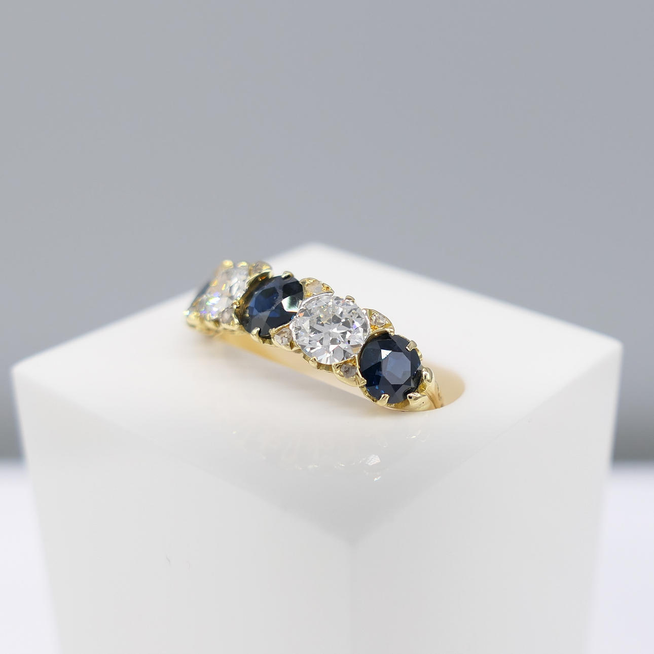 ANTIKER SAPHIR- UND DIAMANTRING.