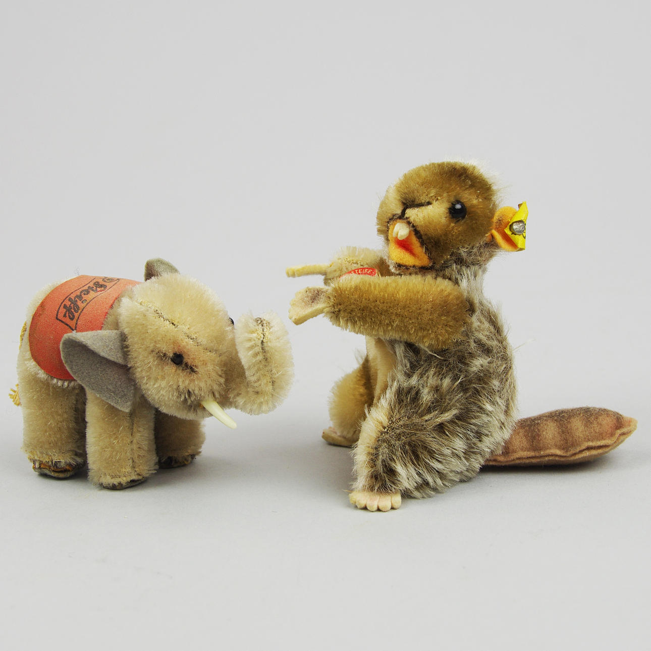 LEKSAKSDJUR, elefantunge samt bäver "Nagy", Steiff.