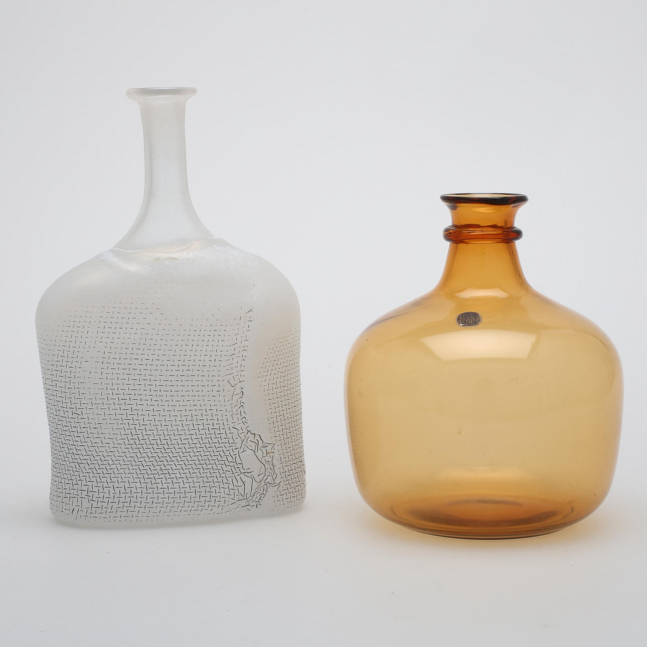 KONSTGLAS/FLASKA, Bertil Vallien, Artist Collection, Kosta Boda, signerad, samt FLASKA, Hovmantorp.